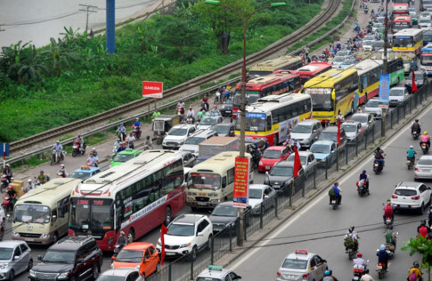 Dòng người đổ về Thủ đô khiến các tuyến đường cửa ngõ ùn ứ