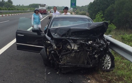 Xế hộp nát đầu sau va chạm liên hoàn trên cao tốc Long Thành - Dầu Giây