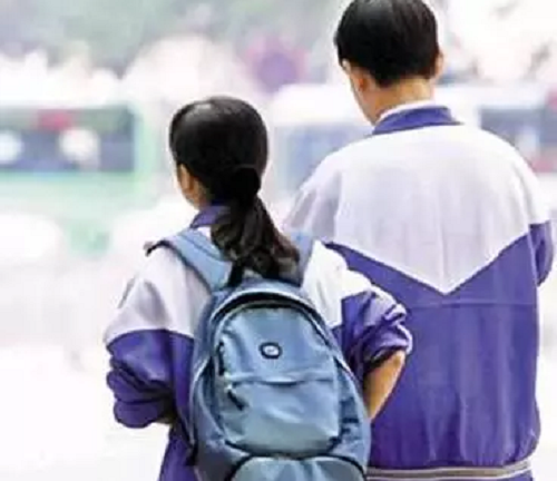 Bị ngăn cấm, học sinh cấp 3 khẳng định tình yêu bằng… keo 502