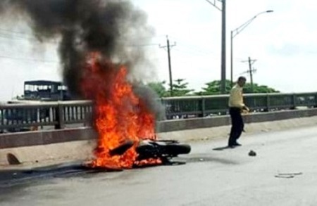 Xe máy bốc cháy giữa đường, nam thanh niên lao xuống vũng bùn thoát thân