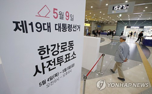 Người dân Hàn Quốc đi bỏ phiếu sớm bầu cử tổng thống