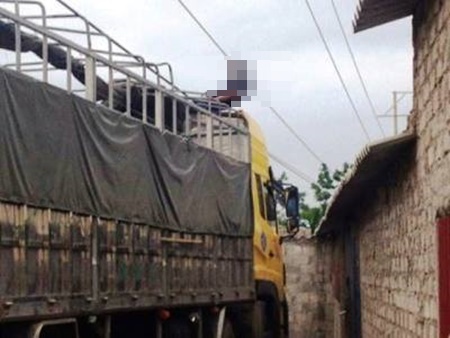 Đứng trên nóc xe tải, nam thanh niên bị điện giật tử vong