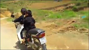 Hoảng hốt bé 7 tuổi chở em nhỏ phóng xe máy đổ đèo Hà Giang
