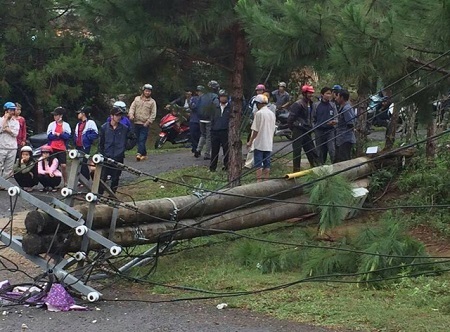 Trụ điện bê tông gãy đổ, 2 mẹ con thương vong