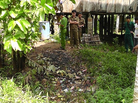 Nam thanh niên nghi ngáo đá tự thiêu bên hông nhà