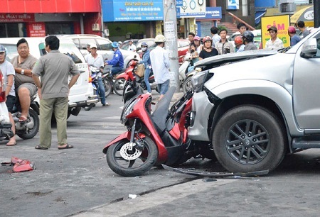 Tai nạn liên hoàn, thanh niên đi SH bị ép chặt giữa 2 ô tô
