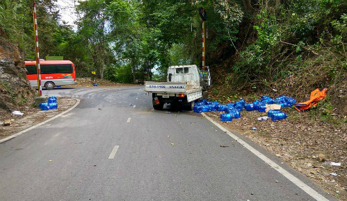 Xe tải mất phanh lao dốc, chồng hét vợ nhảy ra vì sợ 2 con mồ côi