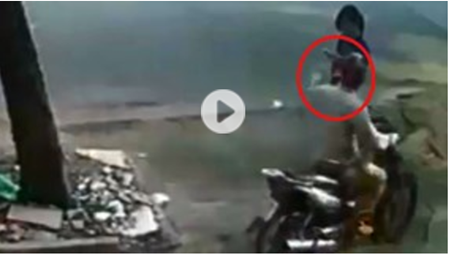 Cướp phi xe lên vỉa hè, giật phăng điện thoại trên tay cô gái