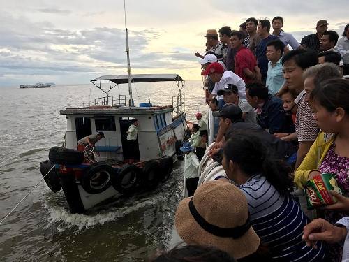 Hơn 300 khách hoảng loạn khi tàu ra biển Phú Quốc gặp sự cố