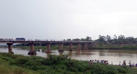 Nam thanh niên 19 tuổi tắm sông bị nước cuốn mất tích