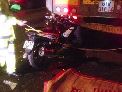 Đâm vào đuôi xe đầu kéo đang đậu ven đường, Trung úy công an tử vong tại chỗ