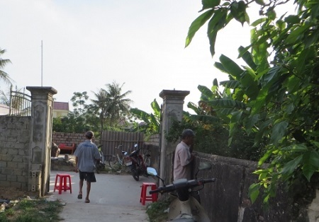 Trèo lên mái xưởng bất cẩn, nam công nhân rơi xuống đất tử vong