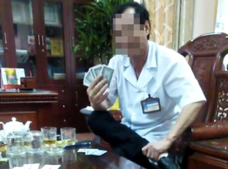 Tạm dừng bổ nhiệm lại giám đốc bệnh viện đánh bài ăn tiền