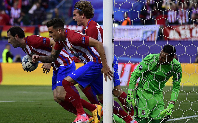 Vicente Calderon gầm vang trong ngày Real Madrid toát mồ hôi lạnh
