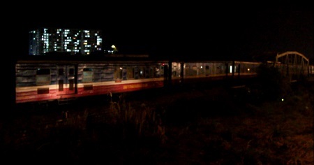 Đứng trên đường ray, người đàn ông bị tàu hỏa húc văng hơn 10m