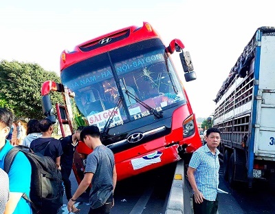 Bị xe khách cuốn vào gầm, bé 7 tuổi thoát chết thần kỳ