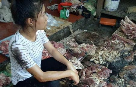 Bắt khẩn cấp 2 người phụ nữ hắt dầu luyn vào sạp thịt lợn giá rẻ