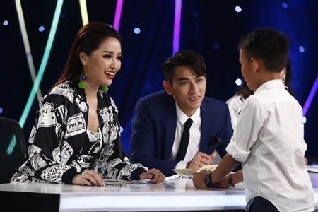 Cậu bé chăn vịt gây xúc động, Bích Phương thẳng thừng từ chối 