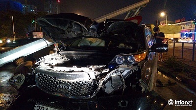 Hà Nội: Tránh xe taxi, xế hộp đâm