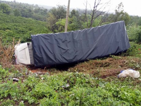 Xe tải mất lái lao xuống taluy trên đường Hồ Chí Minh, tài xế bị thương nặng