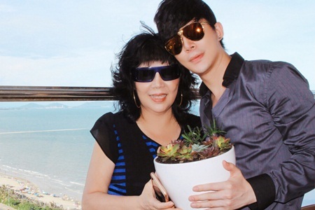 Nathan Lee kể về kỷ niệm vừa giận vừa thương với người mẹ là giảng viên đại học nổi tiếng thế giới