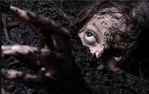 Phải làm gì để sống sót khi tỉnh dậy trong quan tài chôn dưới lòng đất?