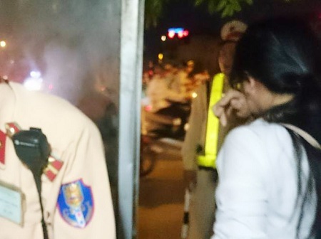 CSGT cứu cô gái xinh đẹp đòi nhảy cầu Chương Dương tự tử vì thất tình