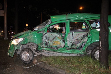 Xe container tông mạnh xe taxi, tài xế kẹt cứng trong cabin