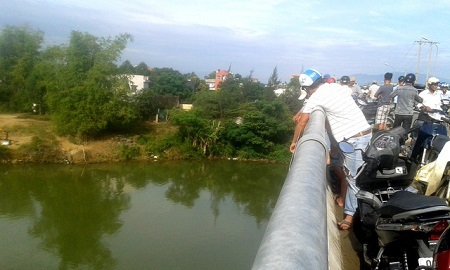 Để lại xe máy và đôi dép, nam thanh niên nhảy cầu mất tích