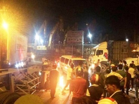 Va chạm với xe đầu kéo, 3 mẹ con thương vong