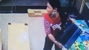 Người phụ nữ đột nhập vào cửa hàng nẫng laptop nhanh như chớp