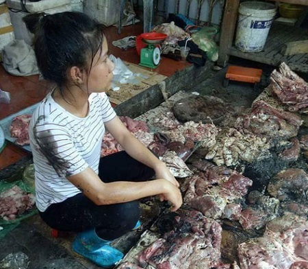 Thông tin bất ngờ vụ 2 phụ nữ hất dầu luyn vào sạp thịt lợn ở Hải Phòng