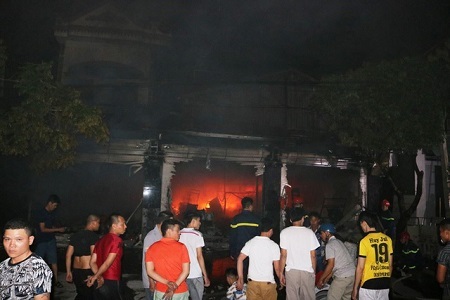 Cửa hàng vật liệu xây dựng bốc hỏa trong đêm, thiệt hại hàng tỷ đồng