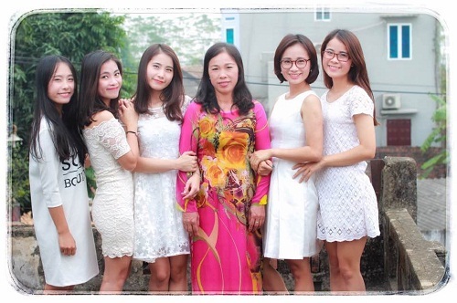 Dân mạng ngưỡng mộ gia đình có 5 cô gái xinh đẹp thiếu vắng cha từ bé