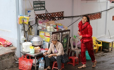 Lạ lẫm: Người Hà Nội mặc áo rét giữa mùa hè