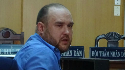 Người đàn ông ngoại quốc vận chuyển 1,5 kg ma túy bật khóc tại tòa