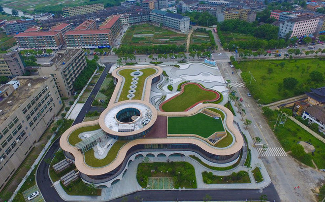 24h qua ảnh: Tòa nhà hình khúc xương ở Trung Quốc