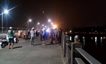 Khách bộ hành hoảng hồn vì nam thanh niên nhảy sông Hương tự tử