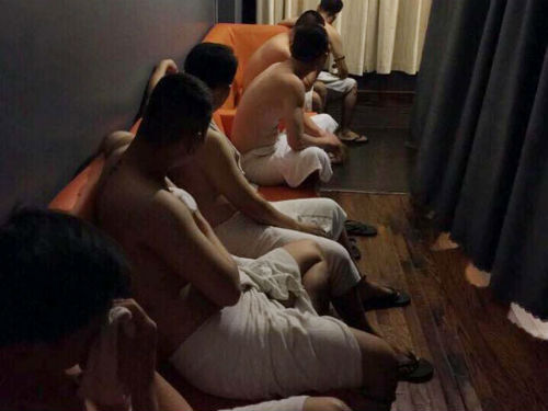 Đột kích ổ mại dâm nam, bắt quả tang 2 nhân viên nam đang kích dục cho khách