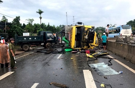 Xe tải lật nghiêng, hơn 50 con trâu chạy tán loạn trên quốc lộ