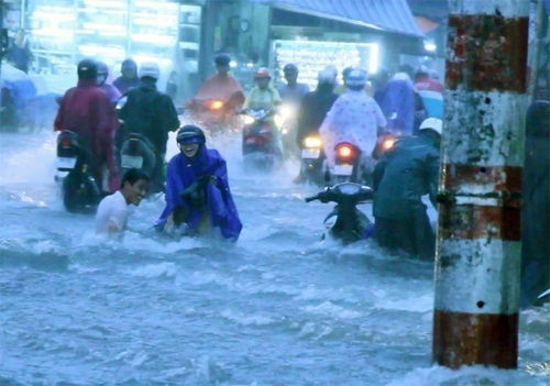 TP.Hồ Chí Minh: 1 người tử vong, nhiều xe máy bị cuốn trôi sau mưa lớn