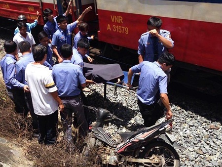 Cố tình đi xe máy qua đường sắt, người phụ nữ bị tàu hỏa hất văng
