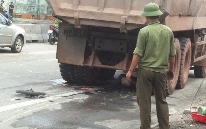 Va chạm với xe tải, người phụ nữ lọt gầm tử vong tại chỗ