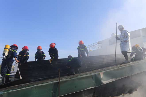 Cháy lớn tại siêu thị Điện Máy Xanh, hàng chục chiến sĩ được huy động dập lửa
