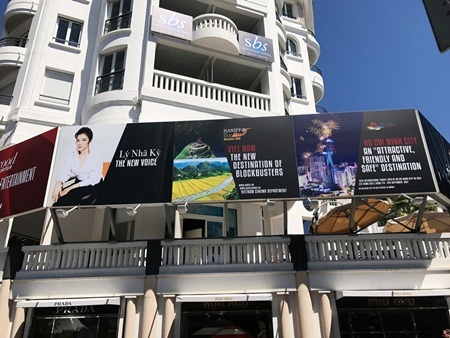 Công ty tổ chức sự kiện tại Cannes lên tiếng về tấm pano gây tranh cãi của Lý Nhã Kỳ