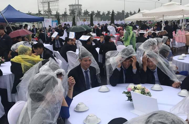 Đám cưới có 1-0-2: Khách trùm áo mưa, cầm ô ngồi ngoài trời ăn tiệc