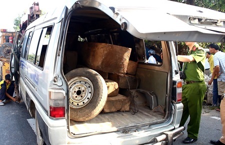 Va chạm giao thông, phụ xe bị gỗ đè tử vong