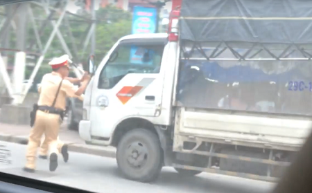 Xác minh thông tin xe tải cố tình tăng ga ép 2 cảnh sát giao thông chạy lùi