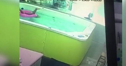 72 giây vùng vẫy ngộp thở trong bồn tắm, cậu bé suýt chết, cha mẹ ngồi ngay cạnh không biết
