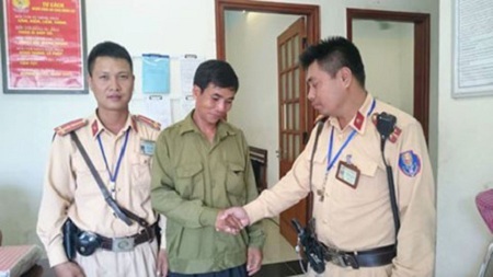 Lái xe ôm nhanh trí ngăn người phụ nữ có ý định nhảy cầu Chương Dương tự tử
